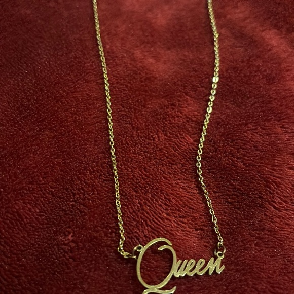 18k Gold plated Queen pendant necklace - Picture 4 of 10